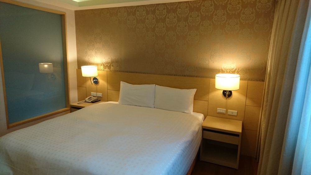 ปารีส บิสซิเนส โฮเทล Hotel เกาสง ภายนอก รูปภาพ